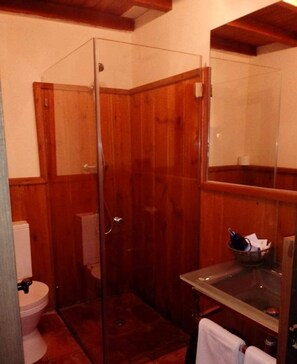 Shower, towels, toilet paper - La Quintana de Antón - Casa Nieves.
Naturaleza y Comunidad en la Asturias rural (Lena)