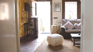 Une pièce chaleureuse avec une cheminée, un canapé et un tapis.