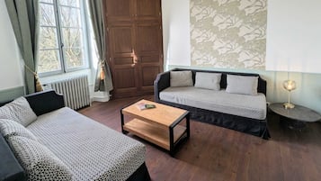 Deluxe Suite | Living area