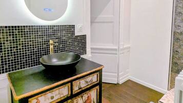 Deluxe Suite | Bathroom