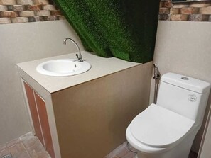 Deluxe-Studiosuite | Badezimmer | Dusche, Handtücher, Seife, Shampoo