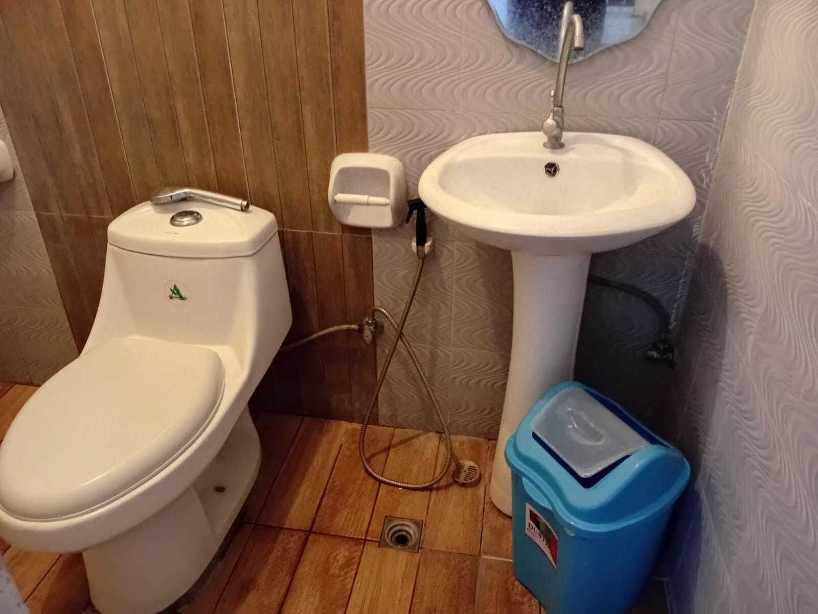 Regadera, toallas, jabón, shampoo 