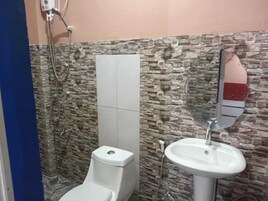 Habitación Deluxe doble | Baño | Ducha, toallas, jabón y champú