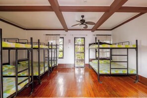 Chambre quadruple Premier | Accès au Wi-Fi (inclus), literie fournie