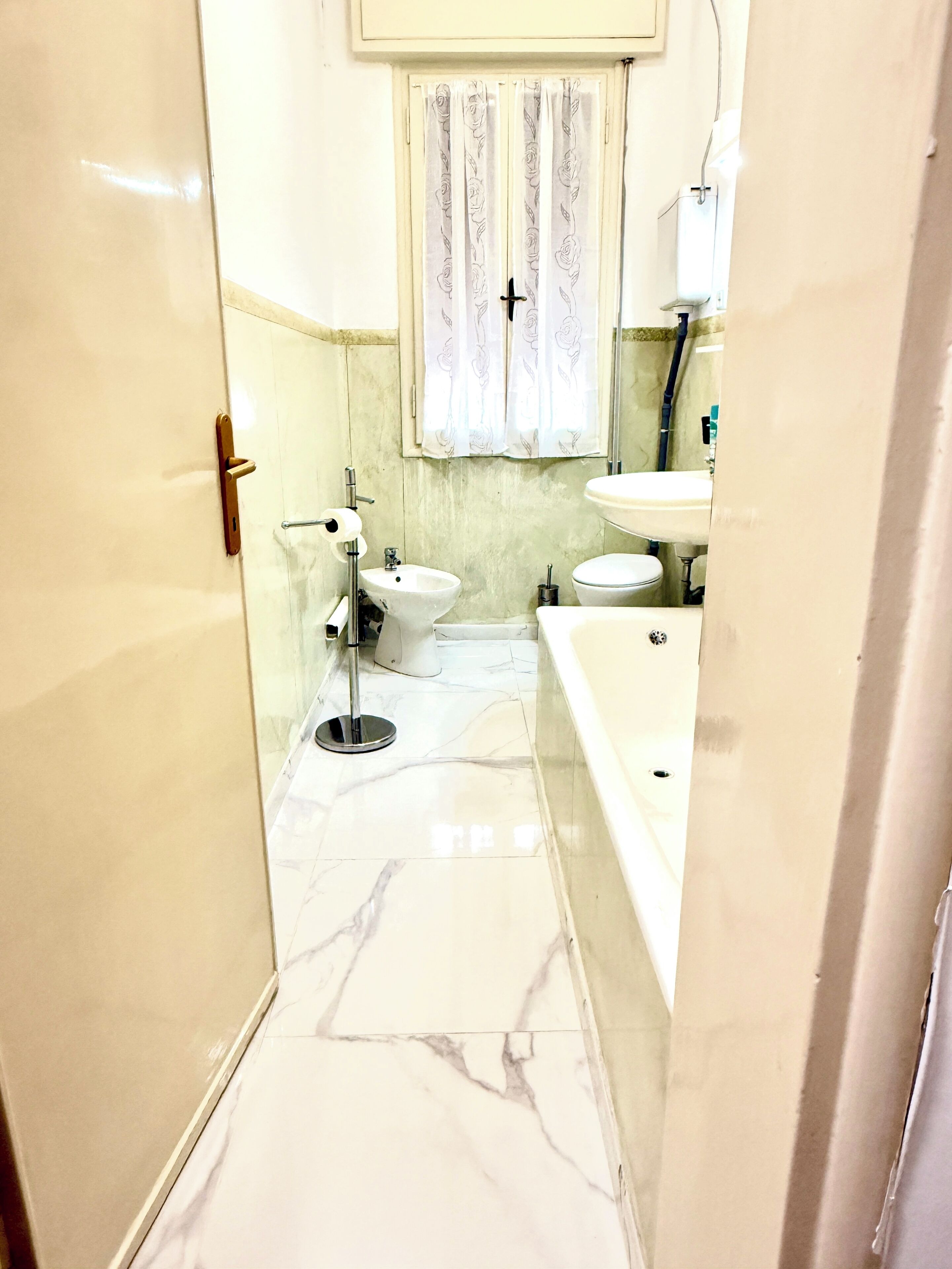 Haartrockner, Bidet, Handtücher, Toilettenpapier