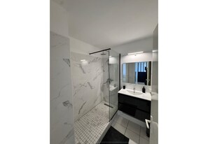 Hair dryer, towels, soap, toilet paper - La Verrière with its panoramic view! (Saint-Denis)