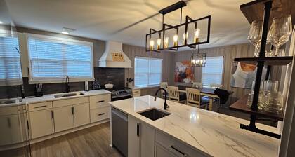 Fabulous 3-bedrm In town/Masters 1 mle Bungalow new VRBO & SUPERhost on Air BB