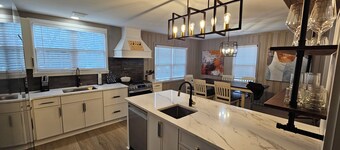 Fabulous 3-bedrm In town/Masters 1 mle Bungalow new VRBO & SUPERhost on Air BB