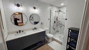 Shower, hair dryer, towels, soap - Fabulous 3-bedrm In town/Masters 1 mle Bungalow new VRBO & SUPERhost on Air BB (Augusta)