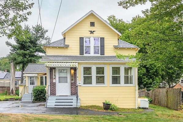 Exterior - Beautifully updated home located just minutes from downtown Worcester. (Worcester)