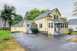 Exterior - Beautifully updated home located just minutes from downtown Worcester. (Worcester)
