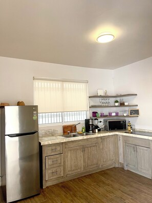 Kühlschrank, Mikrowelle, Herdplatte, Wasserkocher mit Kaffee-/Teezubehör