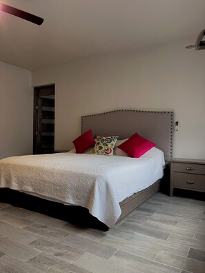 4 Schlafzimmer, Schreibtisch, Bügeleisen/Bügelbrett, kostenloses WLAN