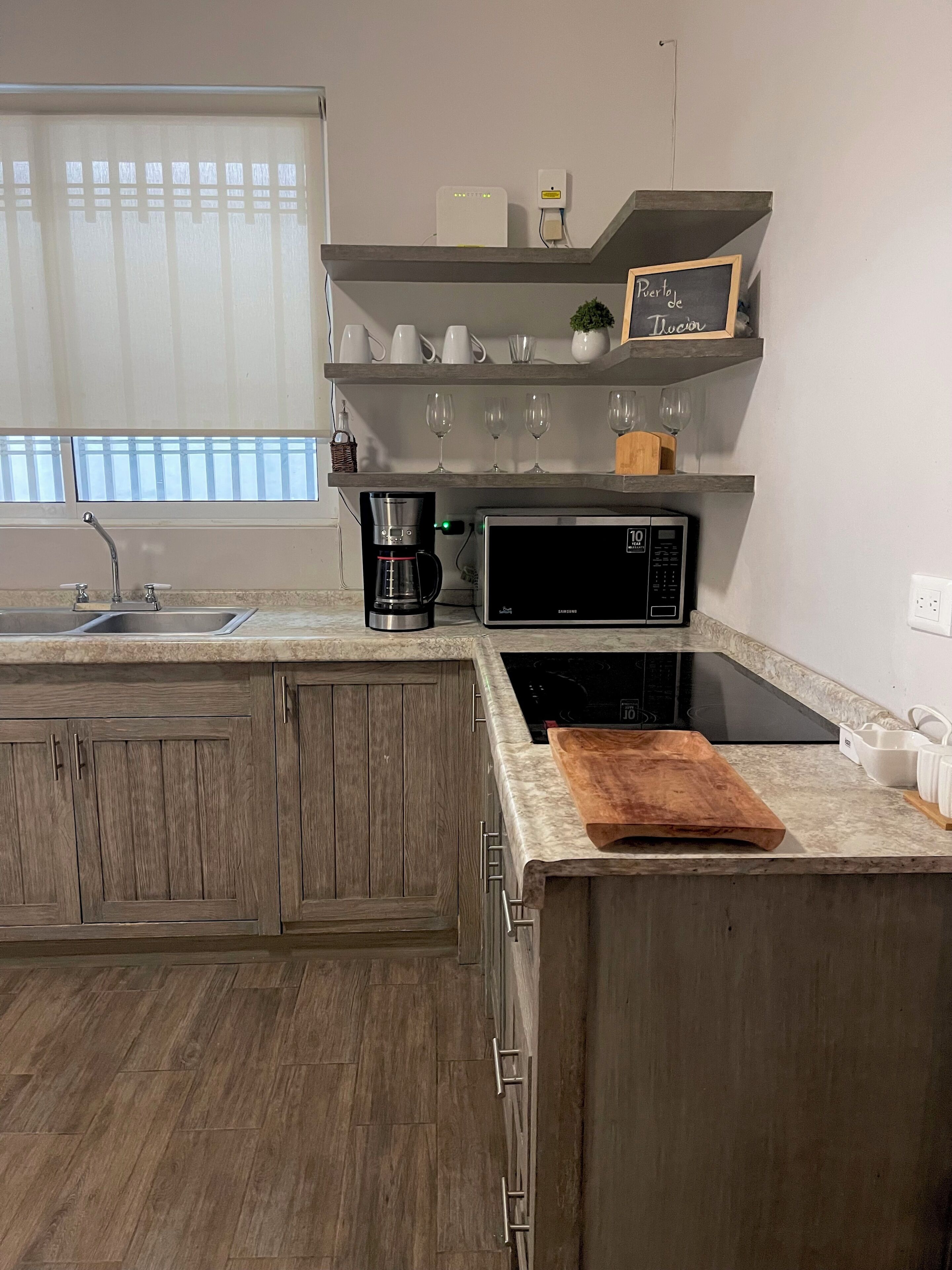 Een koelkast, een microgolfoven, een kookplaat