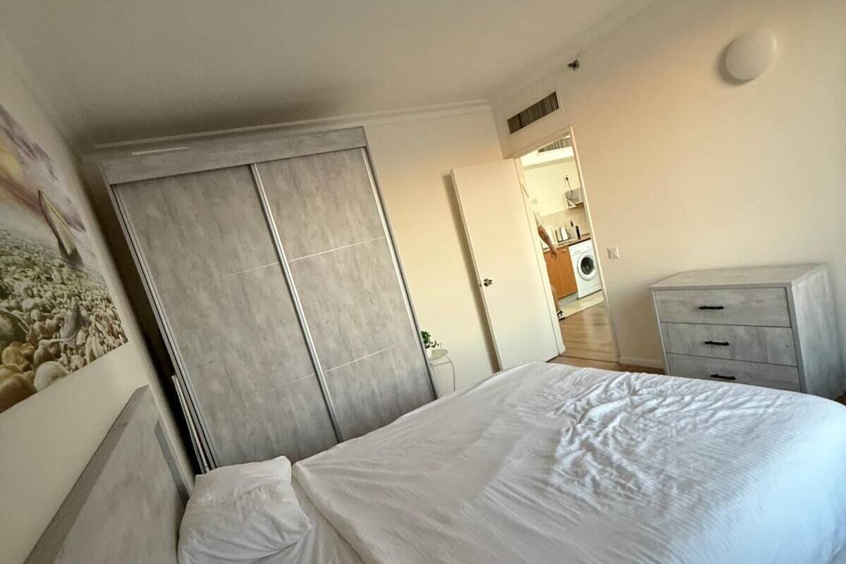 Une chambre à coucher avec un lit, une armoire et une commode.