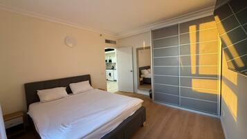 Une chambre avec un lit, une armoire et une vue sur une buanderie.