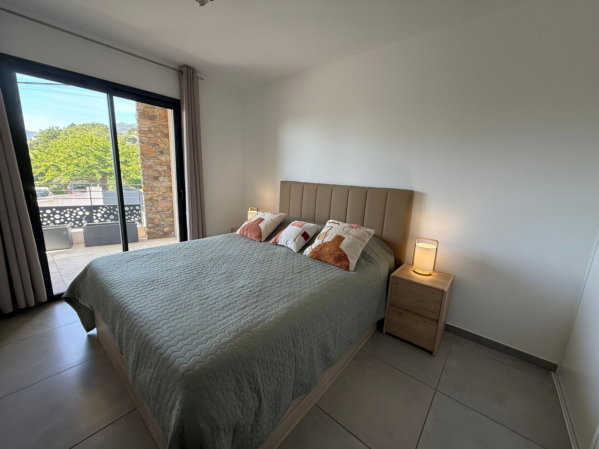 1 dormitorio, tabla de planchar con plancha, wifi y ropa de cama