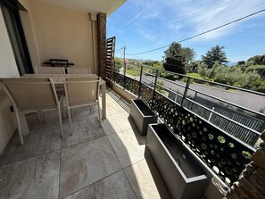 Outdoor dining - Apartment in Furiani close to all amenities (Furiani)