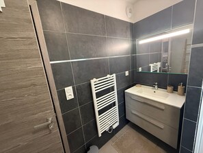 Shower, hair dryer, towels, soap - Apartment in Furiani close to all amenities (Furiani)
