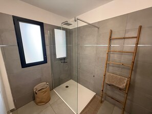 Dusche, Haartrockner, Handtücher, Seife