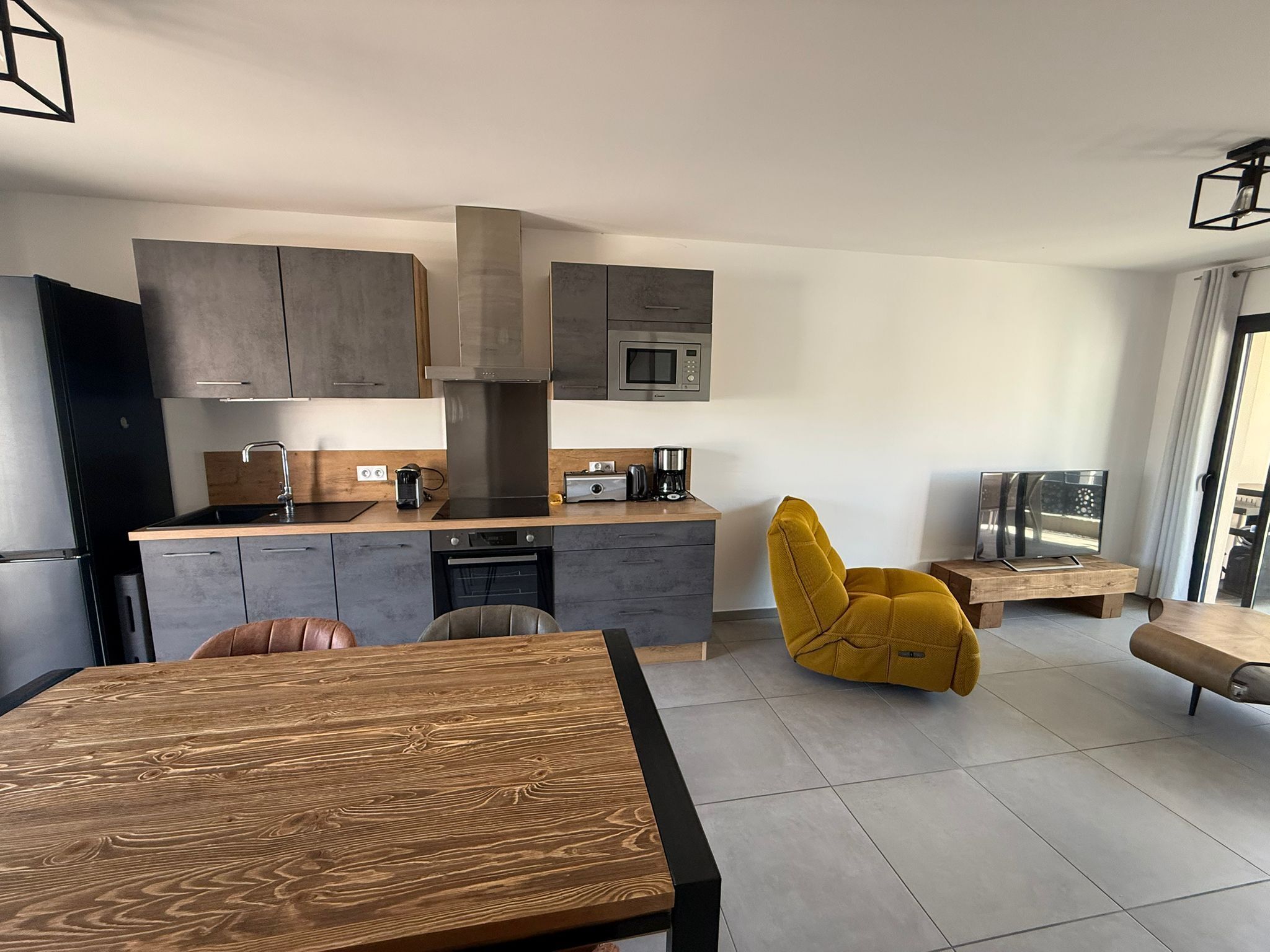 Geladeira, micro-ondas, fogão, cooktop