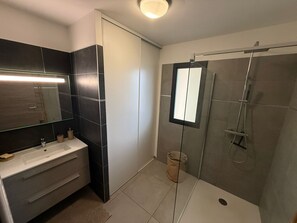 Ducha, secador de pelo, toallas y jabón