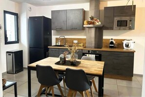 Fridge, microwave, oven, stovetop - Apartment in Furiani close to all amenities (Furiani)