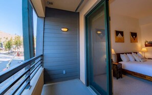 4 bedrooms, desk, WiFi, bed sheets