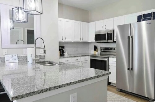 2 miles from campus and the square.Cozy 2 BR/2BA in popular Rowendale community