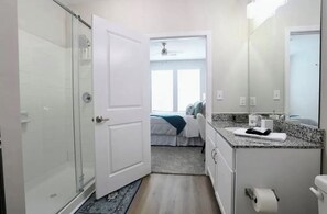 Dusche, Haartrockner, Handtücher, Toilettenpapier