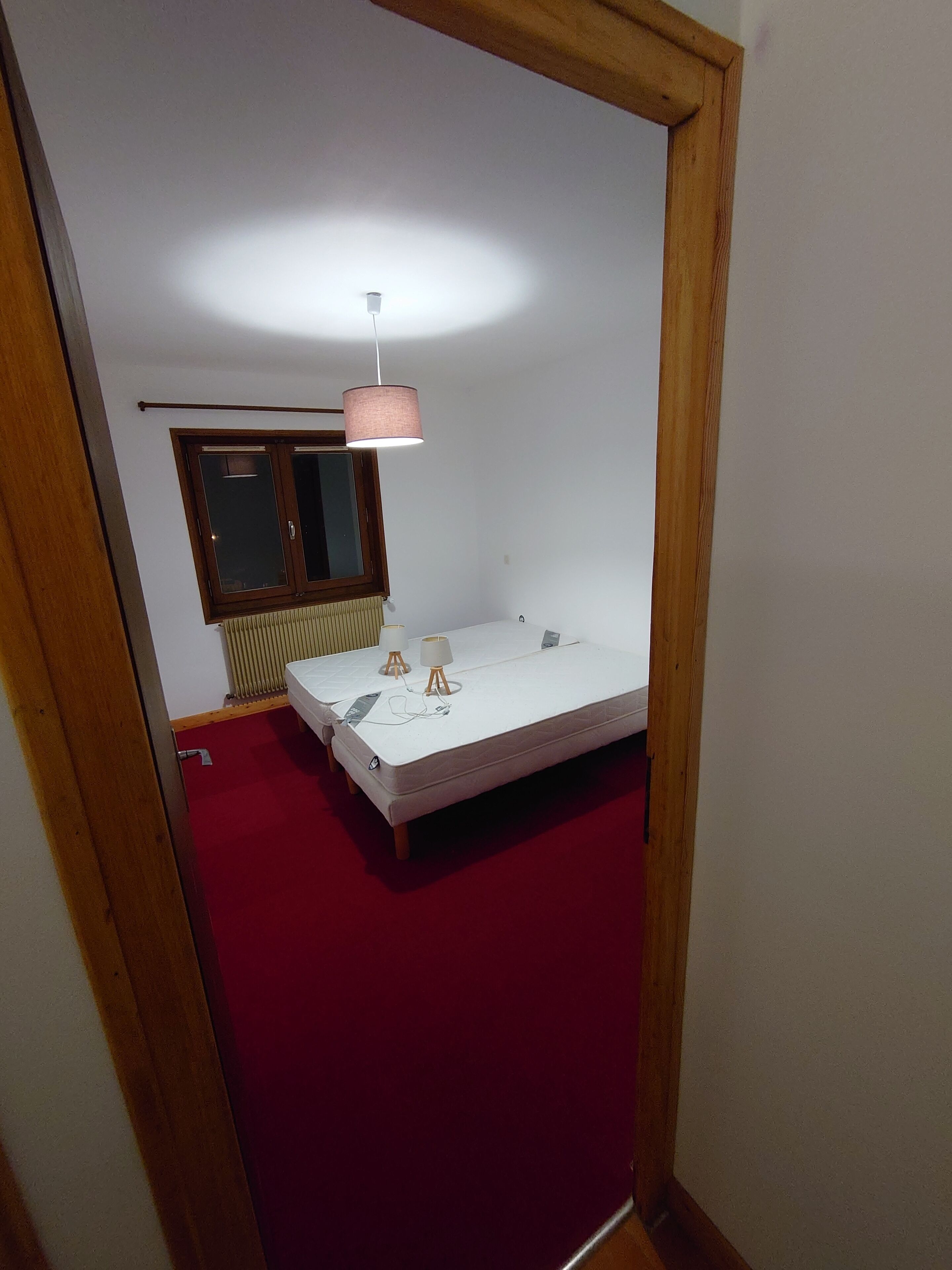 2 bedrooms, travel cot, bed sheets