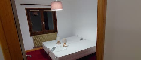 2 slaapkamers, reisbedje, beddengoed