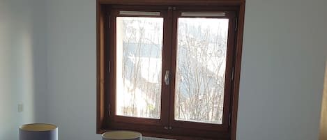 2 chambres, lit parapluie, draps fournis