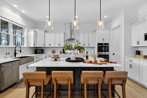 Gourmet Kitchen - A massive quartz island with seating for four, pendant lighting, subway tile backsplash, and stainless steel appliances. - Lakefront Lake Anna - Decks, Views, Hot Tub (Louisa County)