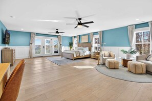 6 bedrooms, desk, iron/ironing board, travel cot - Lakefront Lake Anna - Decks, Views, Hot Tub (Louisa County)