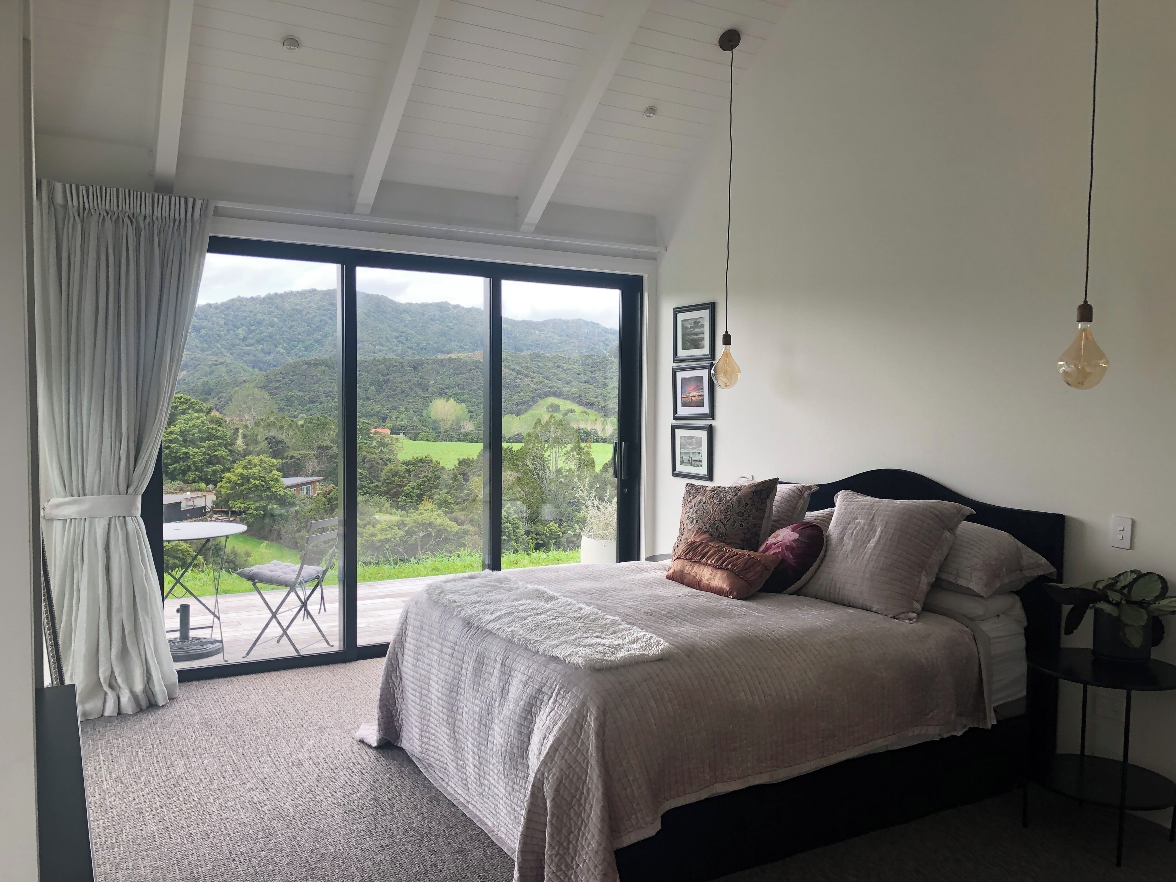 办公桌、熨斗/  熨衣板、旅行婴儿床、上网接入