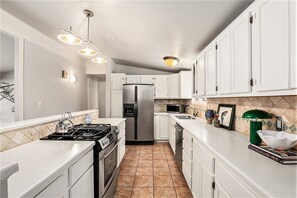 Microondas, horno, parrilla de estufa y lavavajillas 