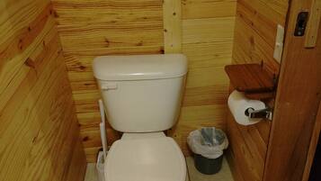 Douche, sĂšche-cheveux, serviettes fournies, savon