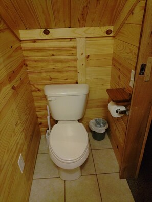 Regadera, secadora de cabello, toallas, jabón 