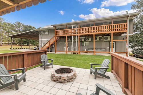 The Eagle's Nest. No Frills Private Studio. Clean, cheap, laundry, firepit/grill