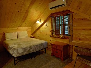 Een bureau, een strijkplank/strijkijzer, gratis wifi, beddengoed