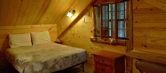 The Eagle's Nest. No Frills Private Studio. Clean, cheap, laundry, firepit/grill