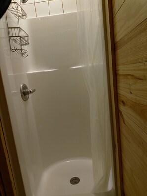 Douche, sèche-cheveux, serviettes fournies, savon