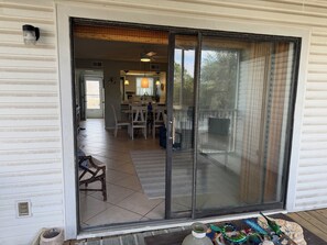 Outdoor dining - Cozy 2-bedroom 4 bed condo in Orange Beach directly across the street from Beach (Orange Beach)