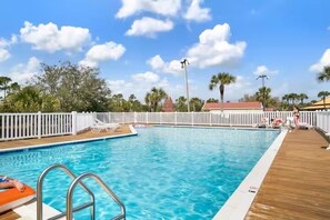 Pool - Cozy 2-bedroom 4 bed condo in Orange Beach directly across the street from Beach (Orange Beach)