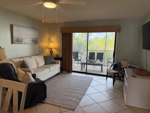 Smart TV, books - Cozy 2-bedroom 4 bed condo in Orange Beach directly across the street from Beach (Orange Beach)