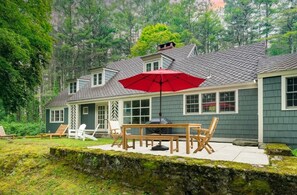 Outdoor dining - Spacious 5-bedroom house in Egremont with AC and POOL (Egremont)