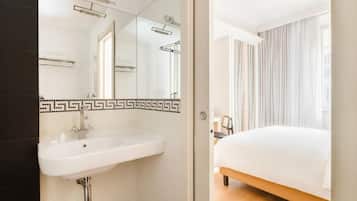 Sèche-cheveux, serviettes fournies, savon, shampoing