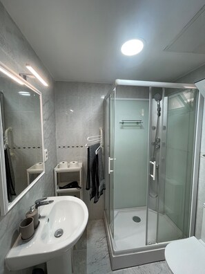Shower, hair dryer, towels, soap - Casa Sol y Mar - Seaview - private parking-renovated studio (Puerto Rico)