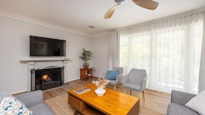 Smart TV, fireplace - Southside Sands, Frankston South (Frankston South)